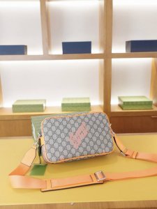 Gucci 古驰 官网同步 高版本 斜挎单肩背包 永恒不过时的标志性产品 纯原单小牛皮 顶级五金制作 非市面普通版本 贸易公司订单货 全部实拍 实用性非常高 完