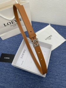 品牌 罗意威 特 描述 经典系列新品腰带，采用小牛皮材质，完美搭配手工车线，两款经典配色，可搭配商务西装或更为休闲的造型。腰带为法国尺寸，请在购买前参阅腰带尺寸