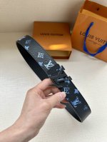 特 Lv新款出货，原版品质，带身4.0Cm宽。采用特色印花图案面料，荔枝纹头层牛皮底制作。搭配精品Lv钢挂扣。商务休闲精品搭配新款。