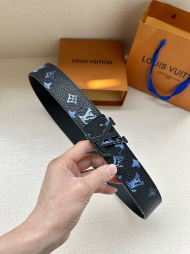特 Lv新款出货，原版品质，带身4.0Cm宽。采用特色印花图案面料，荔枝纹头层牛皮底制作。搭配精品Lv钢挂扣。商务休闲精品搭配新款。