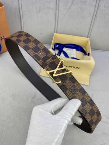 特 此款Initiales 4.0宽双面腰带以平纹小牛皮搭配品牌标志性的Damier Cobalt帆布，丰富时尚造型选择。平纹小牛皮面适合商务造型，反面的Dam