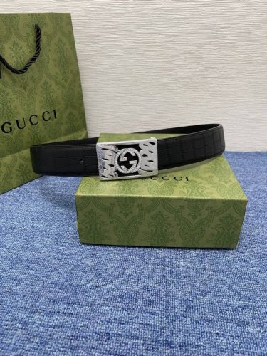 品牌 古驰 Gucci 描述 采用高级Gucci Signature真皮精制而成 触感厚实 饰以双G商标带扣 腰带为意大利尺寸 请在购买前参阅腰带尺寸指南. 原
