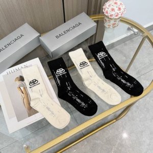 配包装 一盒四双 Balenciaga 巴黎世家 超级爆款网红袜子 巴黎家官网同步硅胶字母小腿袜，Ins明星网红推荐火爆至极纯棉材质，轻薄柔软透气，四季通用，欧