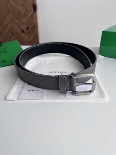 Bv 2025最新款男士编织腰带 纯手工Intreccio大格子编织 双面意大利小牛皮搭配微复古银色针扣 宽体大针搭配扁孔设计尖尾 皮带宽度35Mm 颜色: 灰