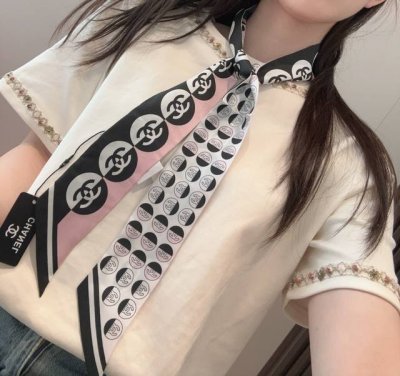 香奈儿Twilly小丝巾来了，Chanel 卡通字母 名副其实的小可爱， 人手三条闭眼收，我都不拦着 N久都没有见过这么好看的Twilly 真的是真香本香了，凹