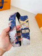 品名： Lv..路易..威登腰带皮带原单 型号：挂扣，经典纯钢材质挂扣，头层牛皮，图片实物拍摄 材料：头层牛皮，挂扣系列，纯钢材质扣头，镀钯电镀工艺永不掉色。原