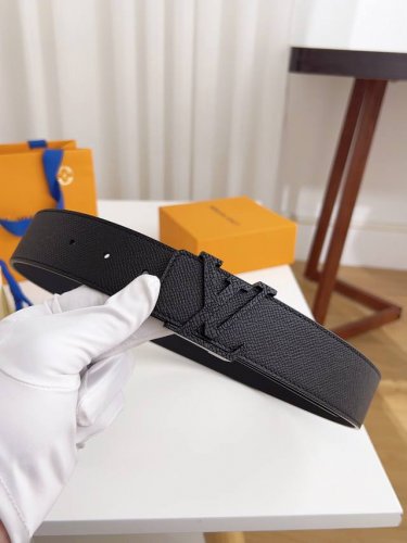 特 Lv.路易威登 全套包装 原版品质 代工厂货品 40Mm宽度 正品一体铸造五金钢扣，原厂皮料 双面原厂定制面料，区别市场货