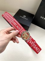特 宽度4.0Cm Versace此款个性皮带由皮革制成，饰有Royal Rebellion印花，配有标志性Medusa五金配件搭扣