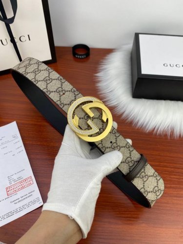 宽度3.8Cm Gucci 經典款G家花面带身 頭層皮底；搭配原單镶钻鋼扣 採用精挑細選進口頂級牛皮，手感柔軟細膩！做工精緻 商務既有時尚的男士 女士腰帶