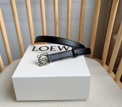特 Loewe 罗意威 专柜最新同款腰带 平纹牛皮革腰带 配有loewe Anagram针扣 卓越的工艺 个性的造型 精美的材质 宽:2.0Cm