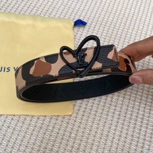 驢家新品 Ss21專櫃在售新品女士系列 寬度3Cm 一面原廠荔枝塗層繪畫工藝 另一面原廠荔枝壓有品牌花紋 經典搭扣 雙面可用
