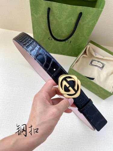 特 P190 皮带宽度3.8Cmgucci在春夏系列，品牌标志性的双G菱形钢扣标识经重新诠释后，以光彩夺目的金色调呈现在这款男士黑色光面皮革腰带上。