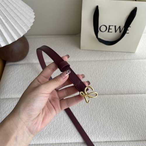 特P160 罗意威新款光滑牛皮革腰带，饰以金属Loewe品牌标志Logo，宽1.5Cm，五孔调节。颜色：酒红色