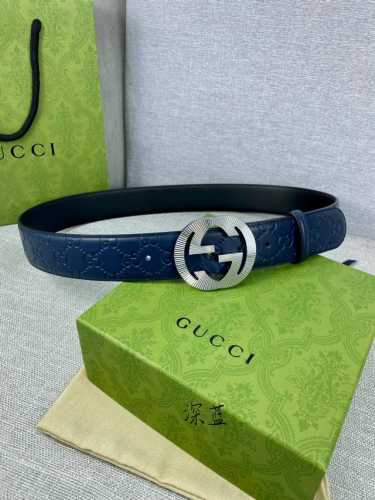 宽度4.0Cm Gucci 互扣式双G带扣腰带，采用热压印技术的Gucci Signature蓝色皮革精制而成，触感厚实，印花图案清晰分明。