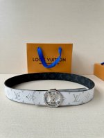 4.0宽Lv Dimension Sunset 双面腰带取材 Monogram 涂层帆布，以温暖色调再现晨光夕照的美妙意境 效果搭扣捕捉时间流逝之美。