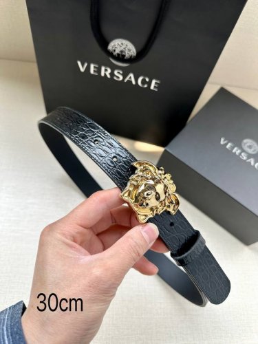 特 Versace宽度3.0Cm 此款腰带由优质皮革制成，饰有La Greca彰显个性设计。该铆钉腰带饰有La Greca五金搭扣配件，打造Versace造型。