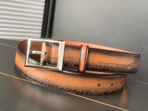 Berluti 布鲁提 新款上新 最新款男士腰带，高端质感感受，顶级擦色小牛皮质感极好，五金Logo立体分明，欧美风格走马蜡线手工缝制，色泽高端
