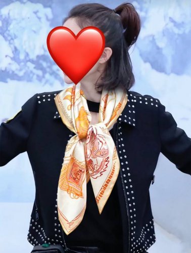 25新款 骏马系列 买到都说好下手一定要快高端 大爱女人尤物 货极少 四季都可以用真心美的让人非常非常心动 上身效果简直美翻了 品质非常完美整个围巾给人气场的同