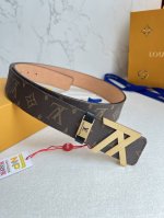 品名： Lv..路易..威登腰带皮带原单 型号：挂扣，经典纯钢材质镂空挂扣，头层牛皮，图片实物拍摄 材料：头层牛皮，挂扣系列，纯钢材质扣头，钯镀电镀工艺永不掉色