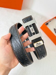 品名： 爱玛仕.Hermes腰带 皮带 原单 型号：挂扣，经典纯钢材质扣头，双面头层牛皮，图片实物拍摄 材料：双面头层牛皮，挂扣系列，纯钢材质扣头，镀钯电镀工艺