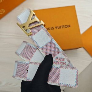 寬度：40Mm 本款Lv Lnitiales雙面腰帶以繽紛色彩渲染經典Damier帆布，翻轉即現Damier Lnfini皮革的柔軟質感，可為沈穩造型點亮醒目之