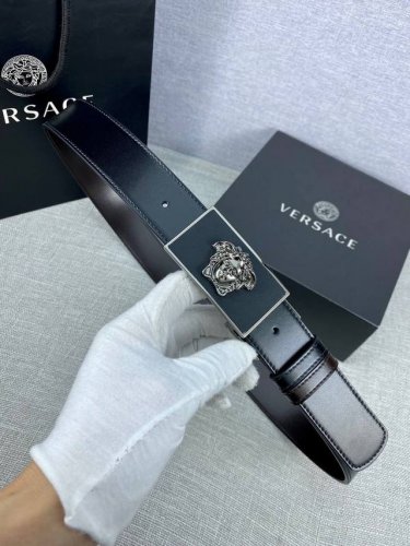 宽度3.5Cm 范思哲 此款腰带饰有标志性的versace美杜莎头像扣，彰显品牌格调。是一款精美的衣橱必备单品。