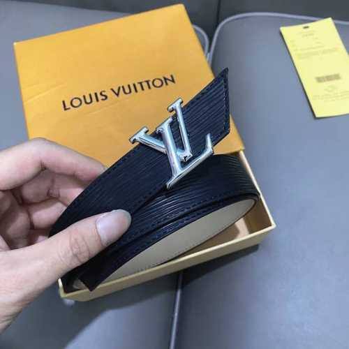 特 寬： 30Mm L0Uis Vuitt0N 女神必備款！專櫃編號 寬度30Mm 這款Lv字樣女士腰帶以Epi水波紋皮革製造.活活潑的亮色飾帶搭配以316精鋼