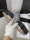 宽度4.0Cm Versace范思哲此款皮带由柔软皮革制成，饰有美杜莎搭扣、作为衣柜甄选单品，可为多种穿搭增添一份优雅。
