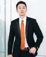 男士新款领带系列 H提花领带 ，稀有H家每年都有一千条不同印花的领带面世，从最初的多以几何图案表现骑术活动为主，到如今的款式则丰富得多，以活泼的动物或日常生活