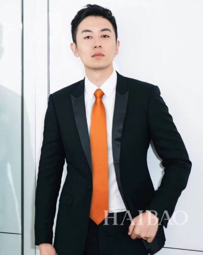 男士新款领带系列 H提花领带 ，稀有H家每年都有一千条不同印花的领带面世，从最初的多以几何图案表现骑术活动为主，到如今的款式则丰富得多，以活泼的动物或日常生活