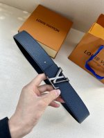 特 奢华款现代 Taurillon 皮革，饰以雅致大方的标志性 Lv 首字母。柔软结实的皮带，可搭配从礼服到休闲装各种服饰