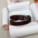 爱马仕 Hunter牛皮腰带，搭配金属皮带扣。 本季，Romain 35腰带演绎 “25毫米宽度”的款式。 男女通用 勃艮第红