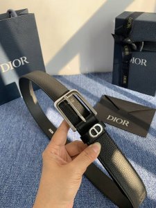 55095采用黑色粒面牛皮革精心制作，饰以镌刻有 Dior 的针扣和黑色金属覆层铜合金 Cd Icon 标志腰带环。款式高雅，可为各式正式造型提升格调。 针扣3