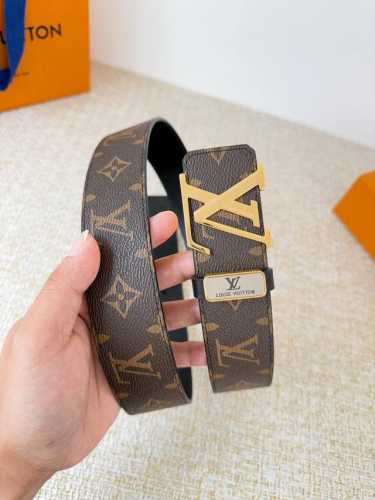 品名： Lv..路易..威登腰带皮带原单 型号：挂扣，经典纯钢材质挂扣，头层牛皮，图片实物拍摄 材料：头层牛皮，挂扣系列，纯钢材质扣头，钯镀电镀工艺永不掉色。原