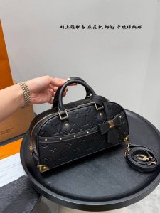 礼盒包装 上新 Lv村上隆2025联名款白三彩来啦手提保龄球 25Ss中古枕头包搭配蝴蝶结 老花搭配铆钉是这个系列的标志性元素 放在这种珍妮包款上 显得活力满满