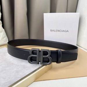 alenciaga Bb 宽版腰带 这款Bb 版腰带来自Balenci设计细节，正面扣、尖尾，打孔式细节3.8Cm