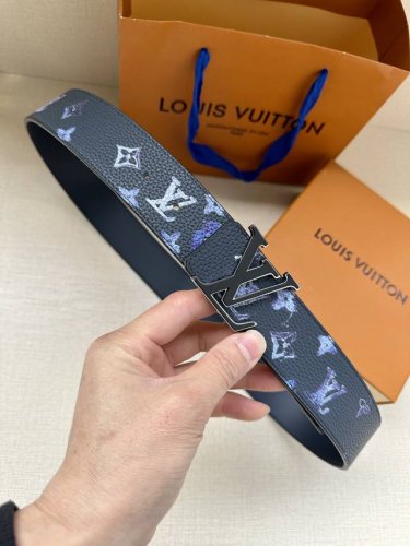 特 Lv新款出货，原版品质，带身4.0Cm宽。采用特色印花图案面料，荔枝纹头层牛皮底制作。搭配精品Lv钢挂扣。商务休闲精品搭配新款。