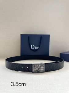 宽度3.5Cm 这款腰带扣是Dior新款单品，延续经典设计，采用“Cd Icon”标志造型，以复古色精心打造。可与各式35毫米腰带搭配，提升格调，打造优雅精致的