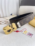 品名： Lv..路易..威登腰带皮带原单 型号：挂扣，经典纯钢材质面字母挂扣，头层牛皮，图片实物拍摄 材料：头层牛皮，挂扣系列，纯钢材质扣头，钯镀电镀工艺永不掉