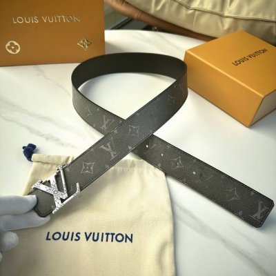 原版包裝 L0Uis Vuitt0N 今季新品 男士原單腰帶 寬度40毫米 雙面進口頭層小牛皮絲印圖案Logo設計 搭配新款五金 可雙面佩戴 適合沈穩低調的男士