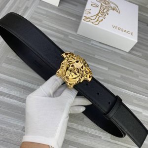 p200 宽度4.0Cm。Versace （范思哲） 此款腰带饰有标志性的Versace美杜莎头像带扣，彰显品牌格调。是一款精美的衣橱必备单品。
