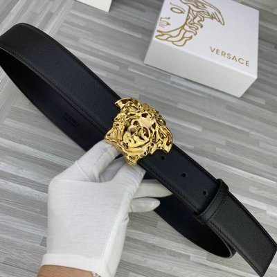p200 宽度4.0Cm。Versace （范思哲） 此款腰带饰有标志性的Versace美杜莎头像带扣，彰显品牌格调。是一款精美的衣橱必备单品。