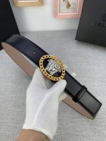 宽度4.0Cm Versace 范思哲 此款腰带采用进口开边珠光滑平纹 两面头层牛皮制造，并饰有标志性的美杜莎链条五金配件。