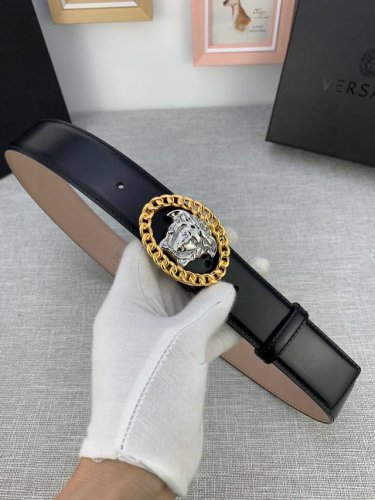 宽度4.0Cm Versace 范思哲 此款腰带采用进口开边珠光滑平纹 两面头层牛皮制造，并饰有标志性的美杜莎链条五金配件。