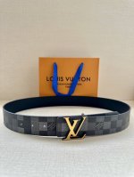 特 Lv 4.0宽Initiales Damoflage 双面腰带巧妙融入 Pharrell Williams 打造的像素化 Damoflage 图案，以深邃色