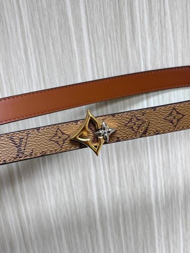 2.0宽，当季新款，双面腰带一面进口牛皮，另一面进口帆布印花，搭配精品四心口，做工精细，实物实拍，是女神的必备之一。