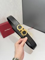 菲拉～格慕 Salvatore ～Ferragamo 是一家意大利奢侈品牌，以其高品质的皮革制品、鞋履和配饰而闻名。菲拉格慕的腰带是其经典产品之一，通常采用优质