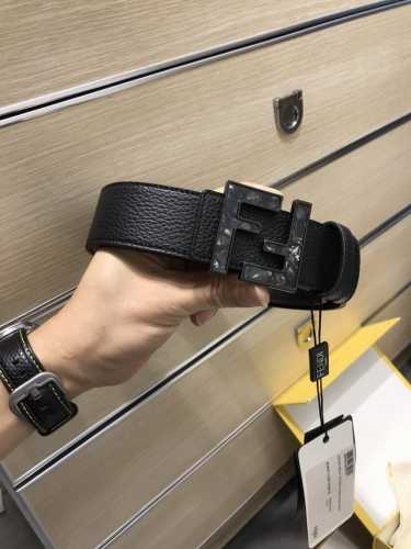 特 P210 配送专柜包装 打孔针 新款 Fd 宽38 Mm 支持Nfc 芯片扫描，标志造型皮带，原版双层亚克力F铆钉扣，进口原版 F荔枝纹黑色小牛皮，镀金表面