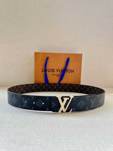 特 4.0宽 Lv Line 双面腰带以 Monogram Eclipse Reverse 帆布和牛皮革展露潮流气息，并将相同色彩理念延续至边染 与当季鞋履搭配