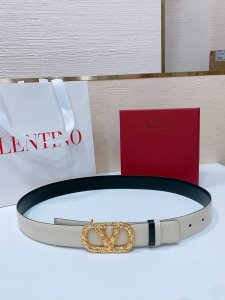 Vlogo Signature搭扣，饰以施华洛世奇仿珍珠 -施华洛钻 花纹搭扣 -进口小牛皮材质 进平纹带身 -宽度：3厘米